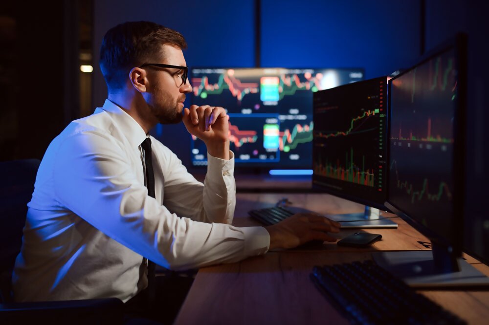 Inversor negociando con criptodivisas